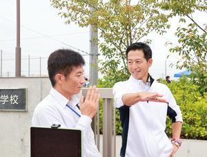 会場の先生と話をする市長