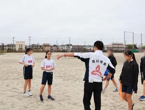 競技前の生徒を激励する市長