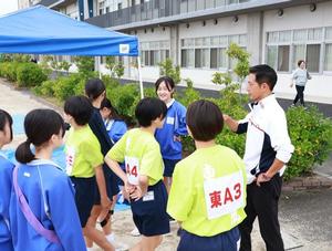 競技前の生徒を激励する市長