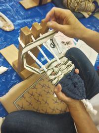 布ぞうり作りの様子