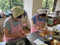 鮭を切っている様子