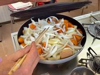 野菜を炒めている様子