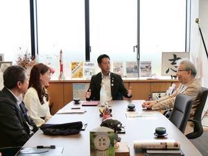 市役所で室瀬先生と懇談する市長