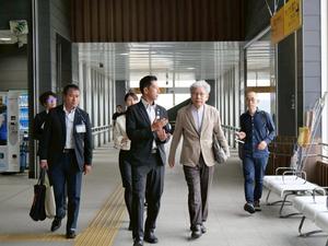 市長と室瀬先生が美南駅で歩きながら話をする様子