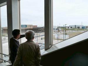 吉川美南駅自由通路から東口を眺める市長と室瀬先生