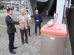 吉川美南駅西口の金のなまずポストを室瀬先生に紹介する市長