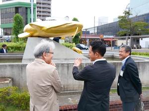 吉川駅の金のなまずの前で室瀬先生と話をする市長