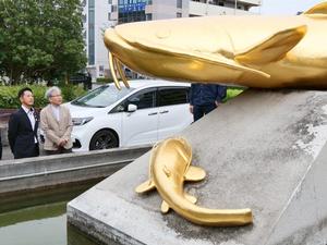 吉川駅の金のなまずの前で室瀬先生と話をする市長