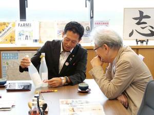 市役所で室瀬先生と懇談する市長