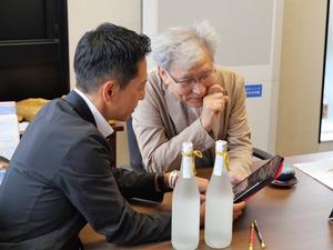 市役所で室瀬先生と懇談する市長