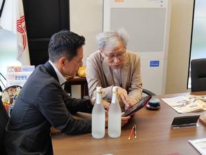 市役所で室瀬先生と懇談する市長