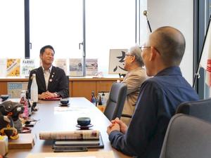 市役所で室瀬先生と懇談する市長