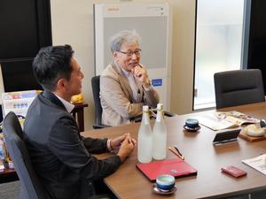 市役所で室瀬先生と懇談する市長