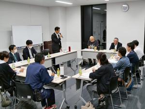 会議冒頭に挨拶を述べる市長