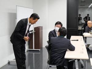 閉会後委員にお礼をする市長