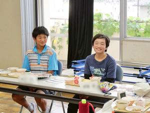 笑顔で自分の意見を発表する児童