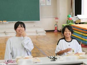 笑顔で自分の意見を発表する児童