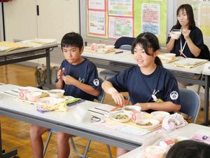 笑顔で自分の意見を発表する児童