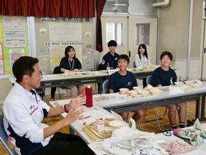 笑顔で市長の話を聞く児童