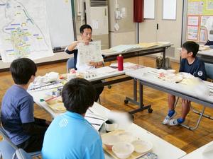 まちづくりの説明をする市長