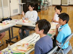 笑顔で市長の話を聞く児童