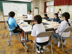 市長の話を真剣に聞く児童