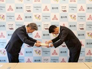 感謝状を渡す市長