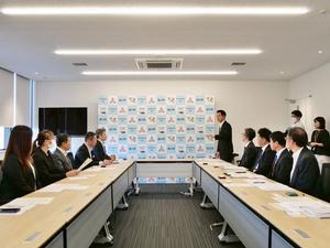 感謝の意を述べる市長