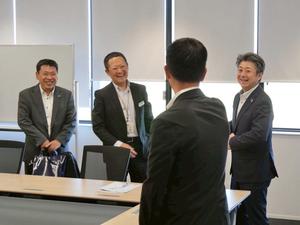 感謝状贈呈式閉会後、明治安田の皆さんと笑顔で話をする市長