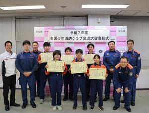 賞状を手にしたクラブ員のみんなと市長、消防長らとの記念撮影