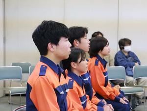 表彰式で背筋を伸ばして着席するクラブ員のみなさん