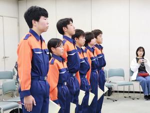 直立不動のクラブ員のみなさん