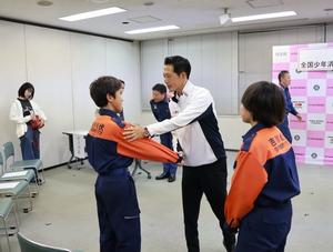 クラブ員一人ひとりを称える市長