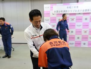 クラブ員一人ひとりを称える市長