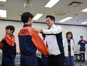 クラブ員一人ひとりを称える市長