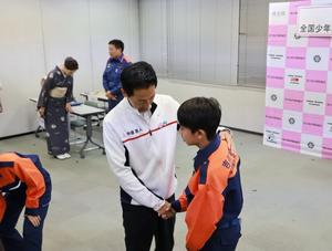 クラブ員一人ひとりを称える市長