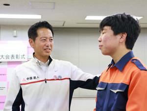 クラブ員一人ひとりを称える市長