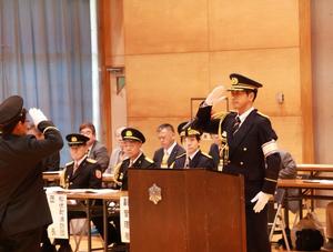 壇上で敬礼する市長