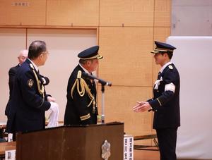 閉式後、団員の方々と話をする市長