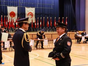 閉式後、団員の方々と話をする市長