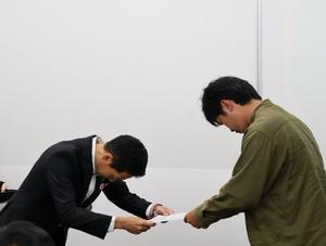 賞状授与の場面