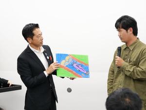 受賞者が作品の解説をする様子