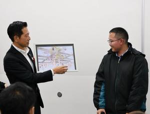 受賞者が作品の解説をする様子