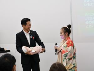 受賞者が作品の解説をする様子