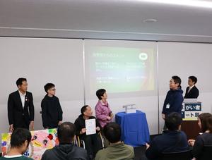 受賞者が作品の解説をする様子