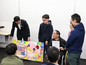 受賞者が作品の解説をする様子