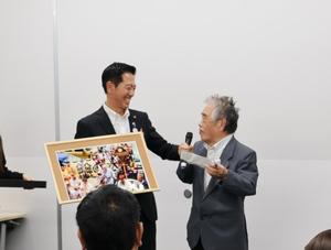 受賞者が作品の解説をする様子