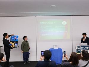 受賞者が作品の解説をする様子