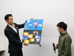 受賞者が作品の解説をする様子