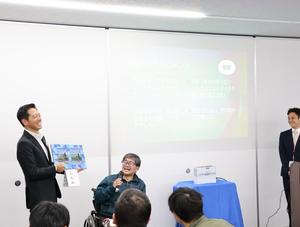 受賞者が作品の解説をする様子